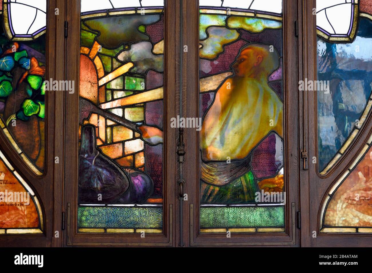 Frankreich, Meurthe et Moselle, Nancy, Jugendstilgebäude der Industrie- und Handelskammer (CCI), Glasmalerei im Erdgeschoss, die die Stärken der lothringischen Industrie darstellt, die Jacques Gruber entworfen hat Stockfoto