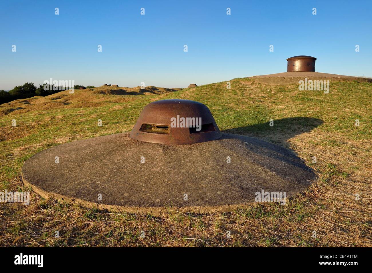 Frankreich, Meuse, Douaumont, Fort Douaumont, Verteidigungszentrum um Verdun, Maschinengewehr-Revolver und sein Observatorium im Hintergrund Stockfoto