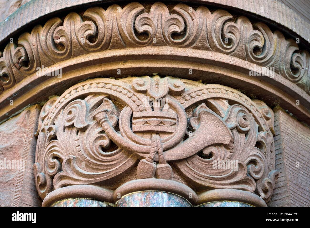 Frankreich, Mosel, Metz, Kaiserlicher Bezirk, ehemaliges Zentralpostamt, neoromanisches Gebäude aus dem Jahr 1905, Säulenpediment mit Posthorn Stockfoto