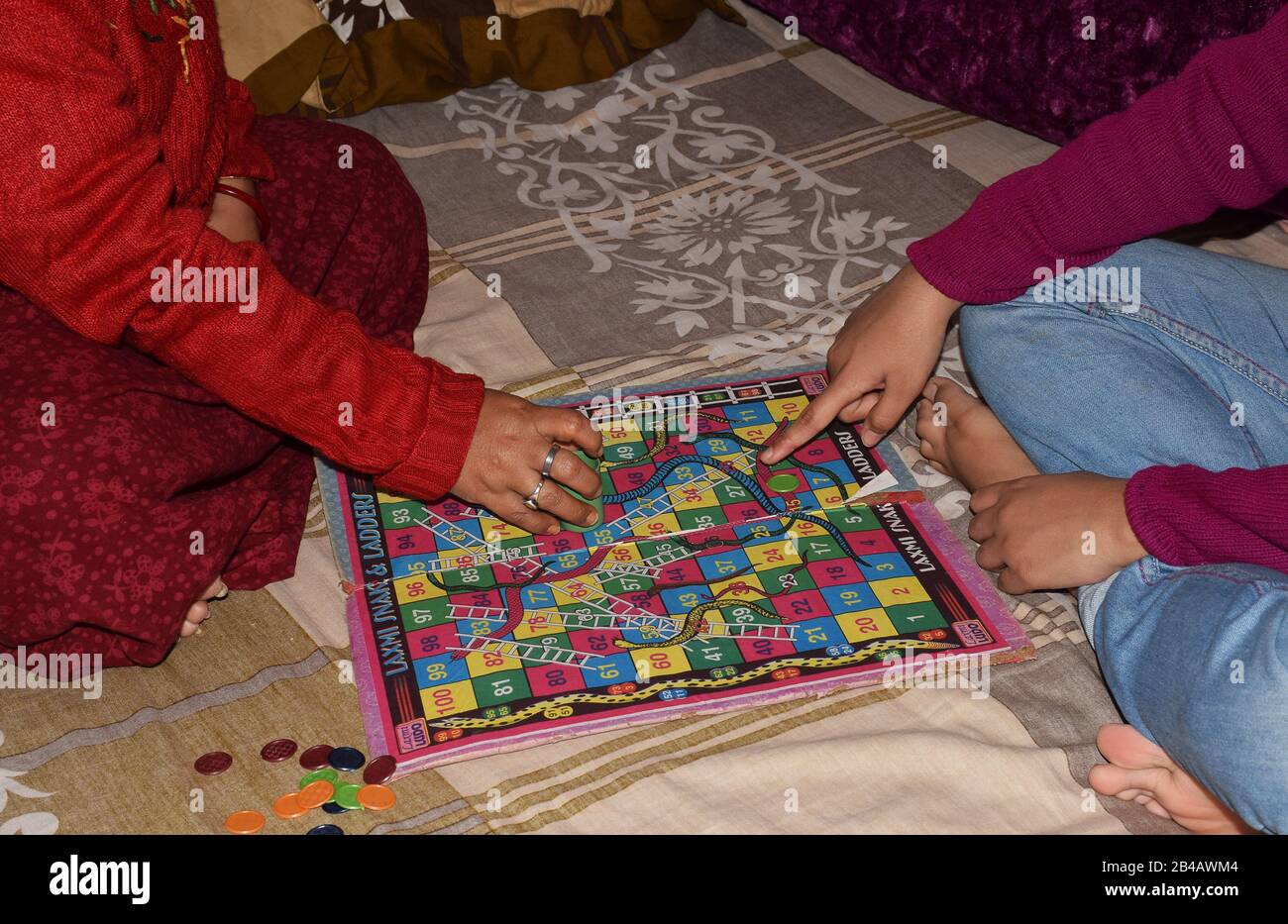 Frauen, die Ludo spielen. Ludo ist ein Strategiebrettspiel für zwei bis vier Spieler und spielte mit einem Dice Stockfoto