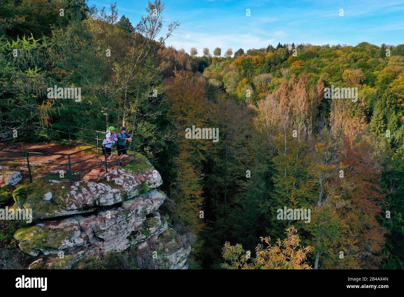 Frankreich, Bas-Rhin, Parc regionale des Vosges du nord (regionaler Naturpark der Nordvogesen), La Petite Pierre, der Rocher Blanc (Weißer Felsen), rosafarbener Sandsteinfelsen, auf den die klaren Flechten ihren Namen geben, der Trois Roches Trail (Luftaufnahme) Stockfoto