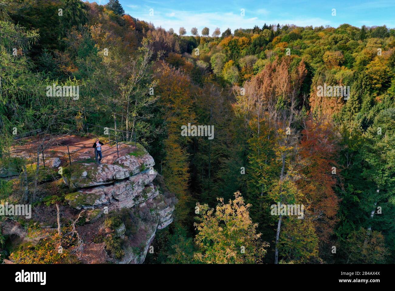 Frankreich, Bas-Rhin, Parc regionale des Vosges du nord (regionaler Naturpark der Nordvogesen), La Petite Pierre, der Rocher Blanc (Weißer Felsen), rosafarbener Sandsteinfelsen, auf den die klaren Flechten ihren Namen geben, der Trois Roches Trail (Luftaufnahme) Stockfoto
