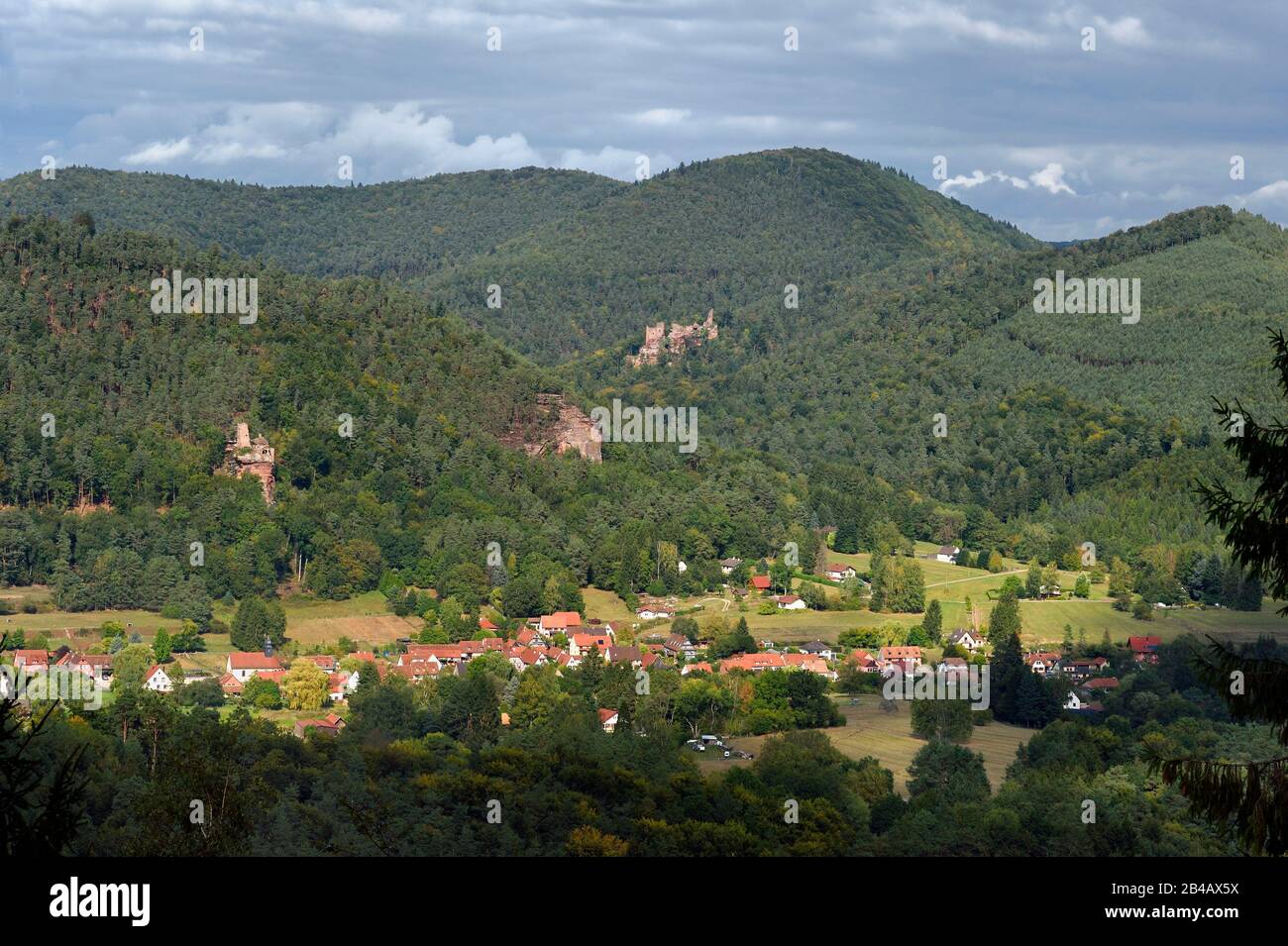 Frankreich, Bas Rhin, regionaler Naturpark der Nordvogesen, Obersteinbach, Schloss Klein Arnsberg links und Burgruinen Wasigenstein mit Blick auf das Dorf Stockfoto