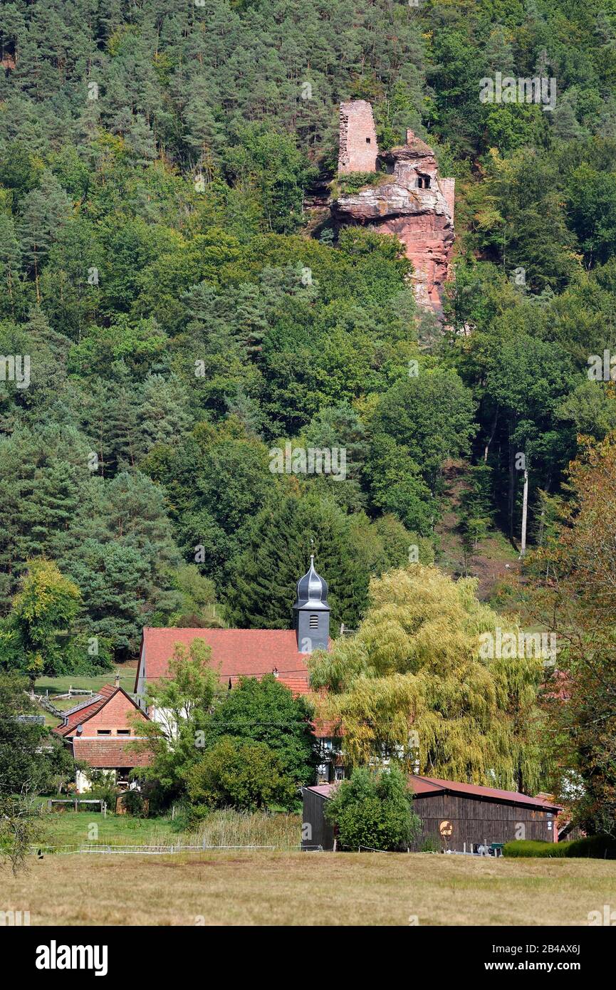 Frankreich, Bas Rhin, regionaler Naturpark der Nordvogesen, Obersteinbach, Burgruine Klein Arnsberg mit Blick auf das Dorf Stockfoto