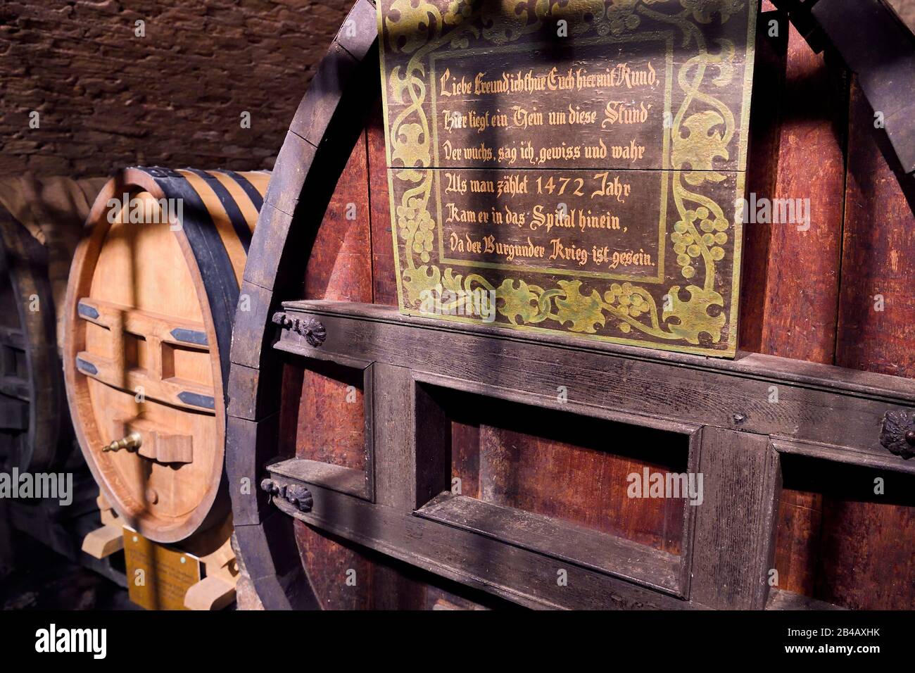 Frankreich, Bas Rhin, Strasbourg, Altstadt, die von der UNESCO zum Weltkulturerbe erklärt wurde, das Bürgerspital, Der Historische Keller des Hospices de Strasbourg, das Fass Wein aus dem Jahr 1472, der älteste noch in Fass gehaltene Weißwein der Welt wurde links in das Fass überführt Stockfoto
