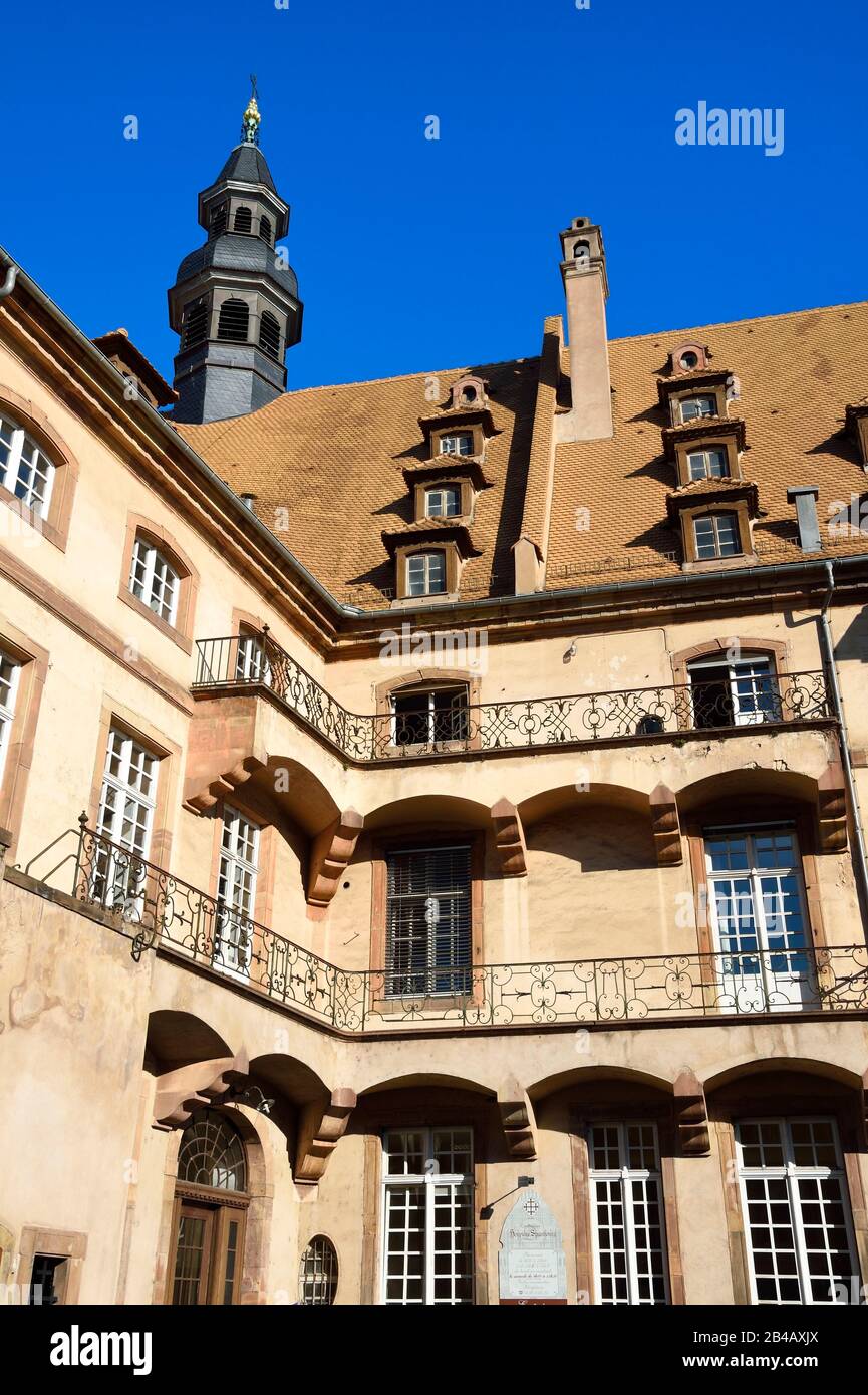 Frankreich, Bas Rhin, Strasbourg, Altstadt, die von der UNESCO zum Weltkulturerbe erklärt wurde, das zivile Krankenhaus, historische Stätte der Straßburger Universitätskliniken, das historische Hauptgebäude, das im 18. Jahrhundert umgebaut wurde Stockfoto