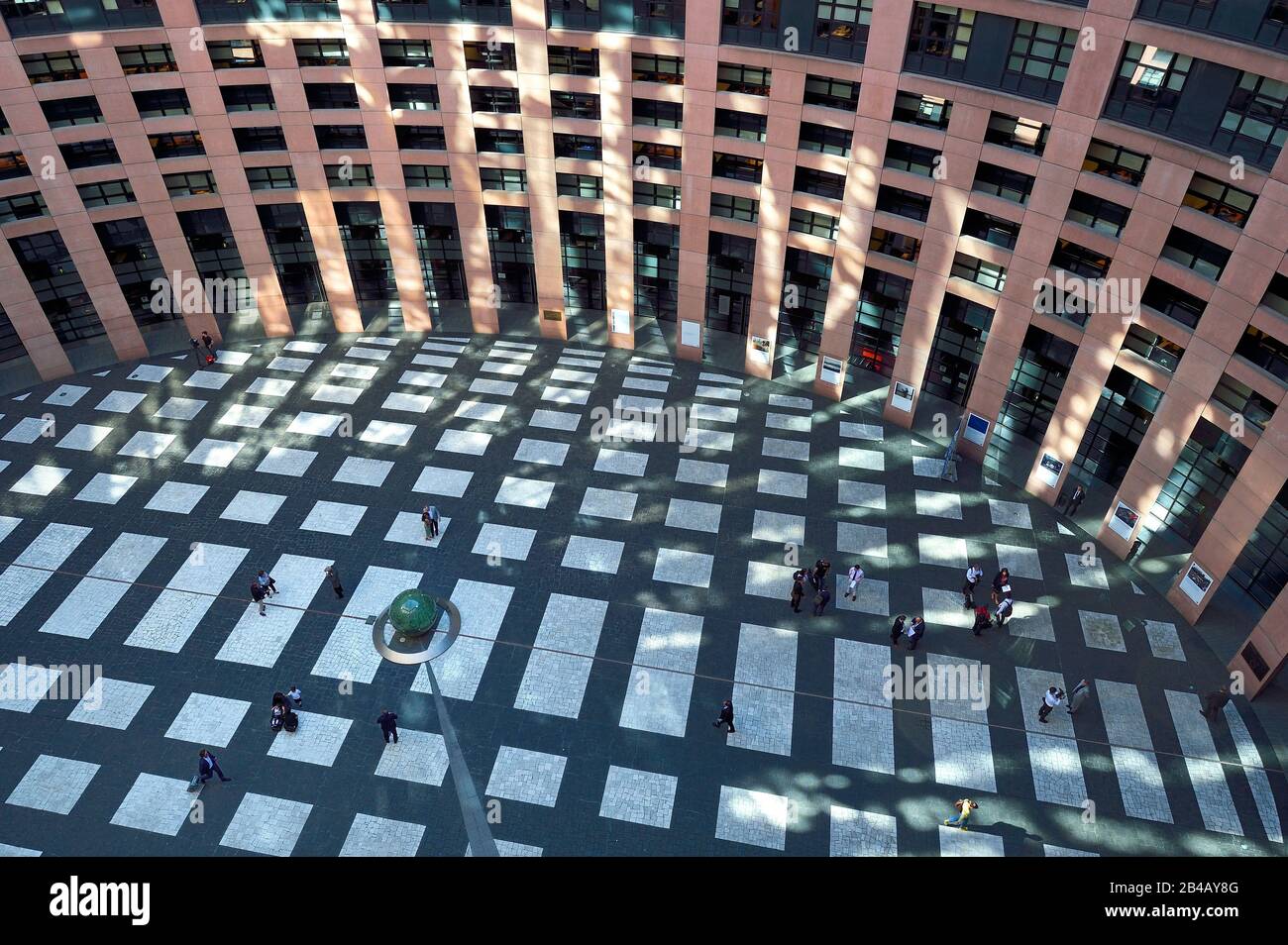 Frankreich, Bas Rhin, Strasbourg, europäischer Bezirk, das Europäische Parlament, Louise Weiss Gebäude, die Agora ist ein monumentaler Ort innerhalb eines eingelassenen Turms Stockfoto