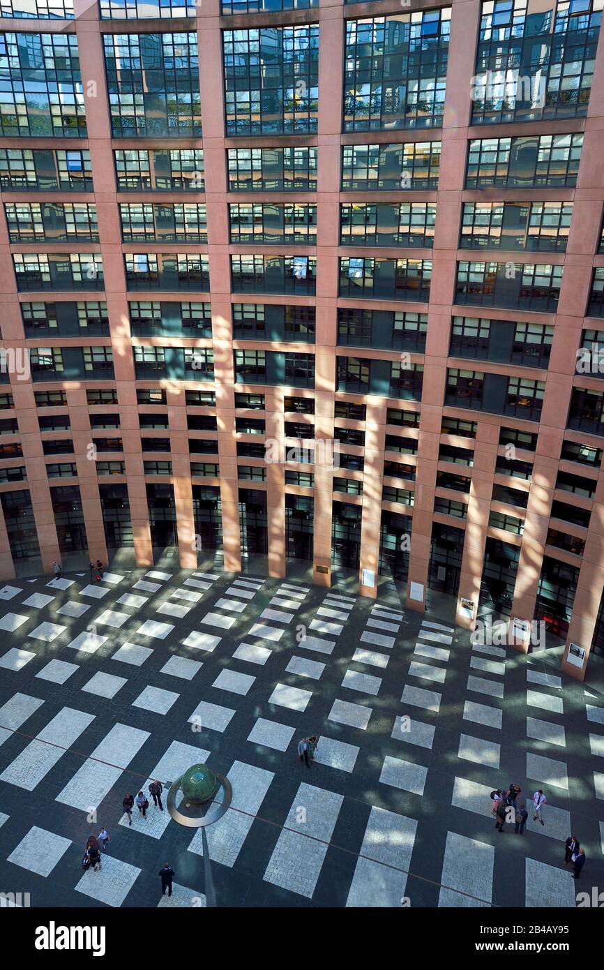 Frankreich, Bas Rhin, Strasbourg, europäischer Bezirk, das Europäische Parlament, Louise Weiss Gebäude, die Agora ist ein monumentaler Ort innerhalb eines eingelassenen Turms Stockfoto