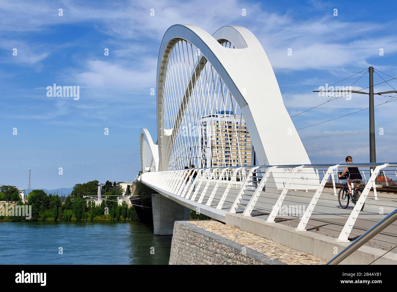 Frankreich, Bas Rhin, Straßburg, die Fußgänger-, Fahrrad- und Straßenbahnlinie D Brücke am Rhein, die Straßburg mit Kehl in Deutschland verbindet, heißt Beatus-Rhenanus-Brücke Stockfoto