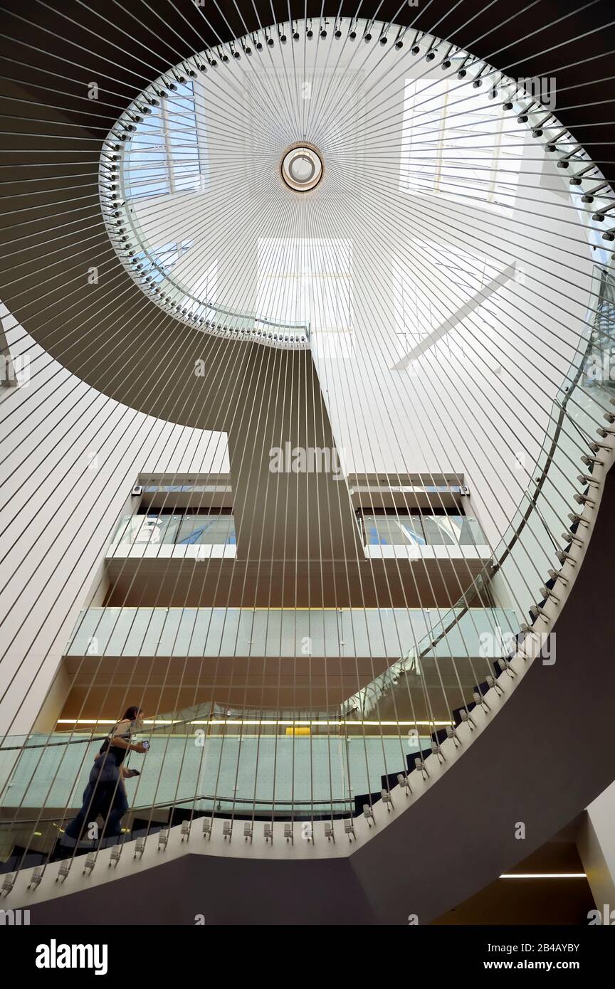 Frankreich, Bas Rhin, Strasbourg, Neustadt Deutsches Viertel, das zum UNESCO-Weltkulturerbe gehört, Place de la Liberté, Nationalbibliothek der Universität (bibliothèque nationale et universitaire BNU), monumentale Treppe des Architekten ANMA-Agence Nicolas Michelin und Associates Stockfoto