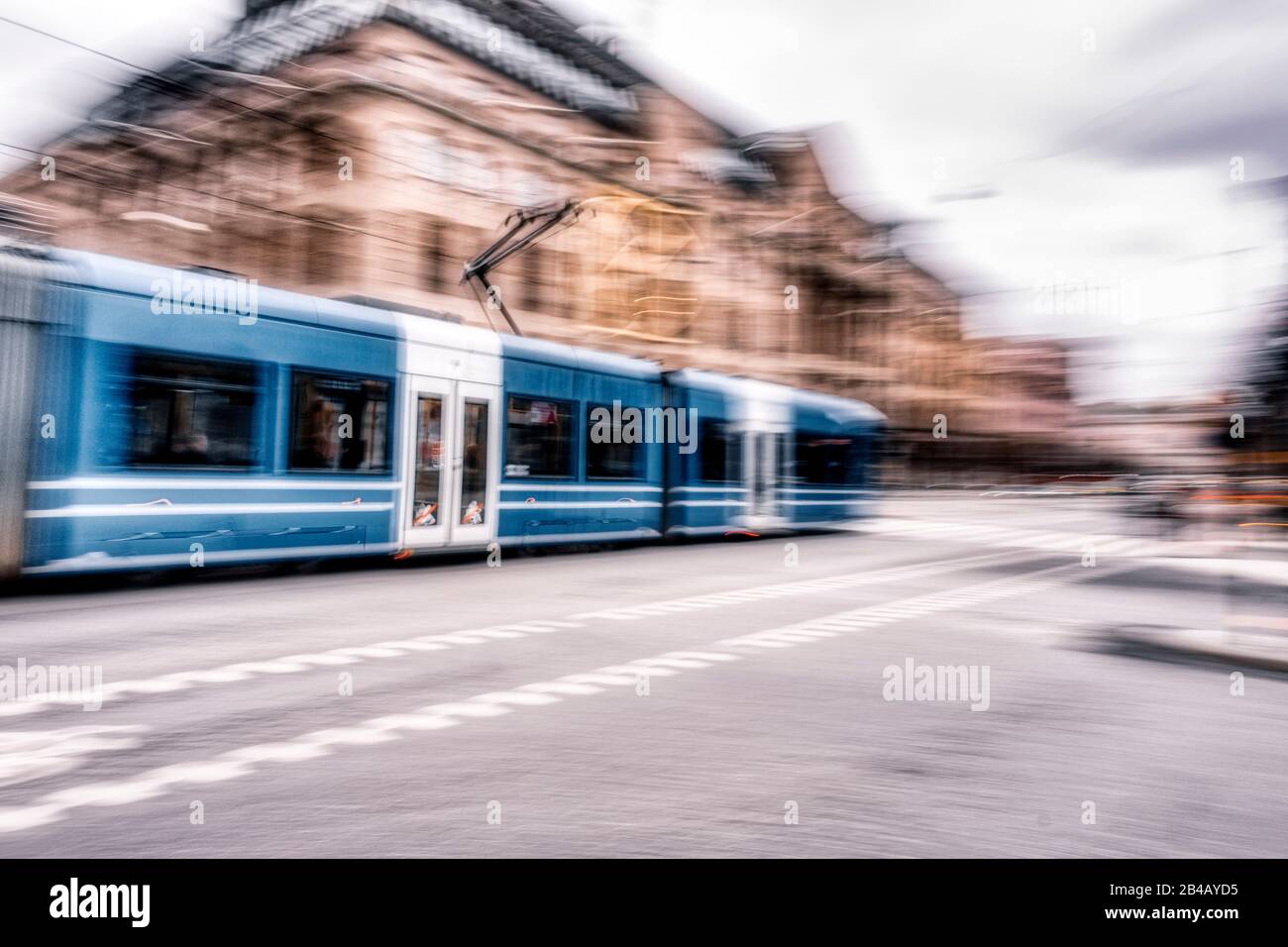 Eine Straßenbahn in voller Geschwindigkeit in Stockholm Stockfoto