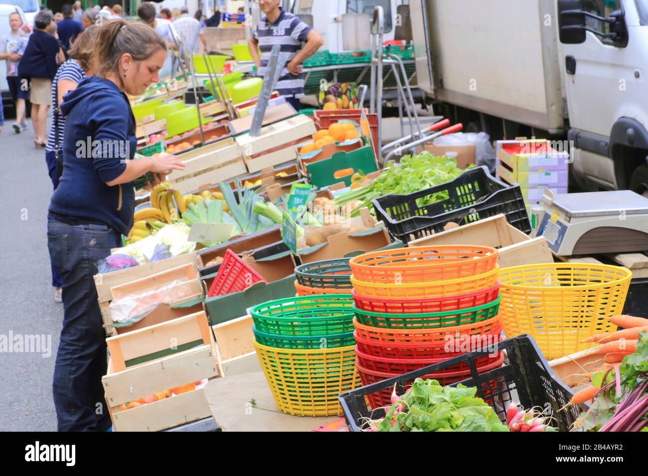 Frankreich, Aude, Limoux, Wochenmarkt, Obst- und Gemüseverkäufer Stockfoto