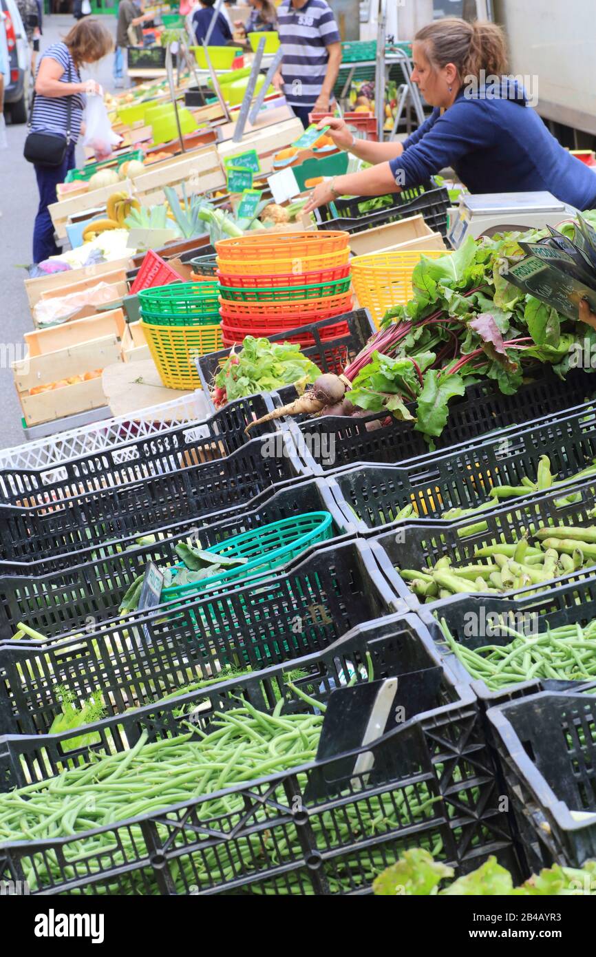 Frankreich, Aude, Limoux, Wochenmarkt, Obst- und Gemüseverkäufer Stockfoto