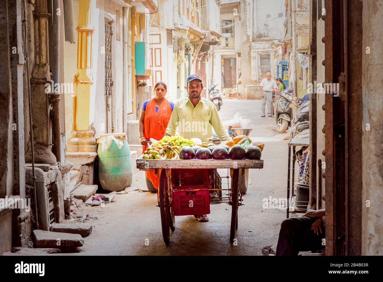 Ahmedabad/Indien/11. April 2017: Indianischer Mann, der Früchte auf den belebten Straßen Indiens trägt Stockfoto