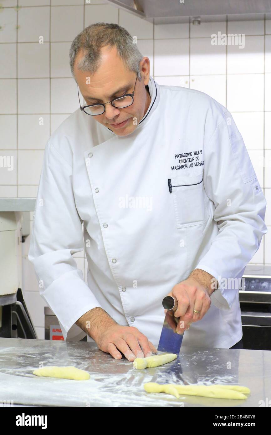 Frankreich, Haut Rhin, Münster, Gebäck Willys Fritsch, Vorbereitung der Menschen(n) eles (Bestechungen in Form eines kleinen Mannes, der von Bäckern germanische Tradition für den Heiligen Nicolas zubereitet wird) Stockfoto