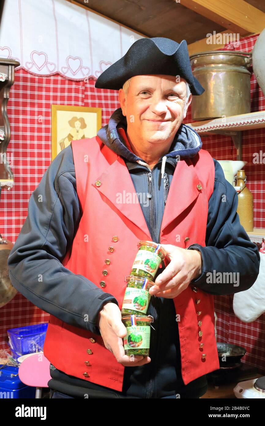 Frankreich, Bas Rhin, Obernai, Weihnachtsmarkt für Gastronomie und Handwerk, Les Saveurs de Georgette, Verkäufer, der seine herzhaften Gewürze aus Milchgemüse vorstellt Stockfoto