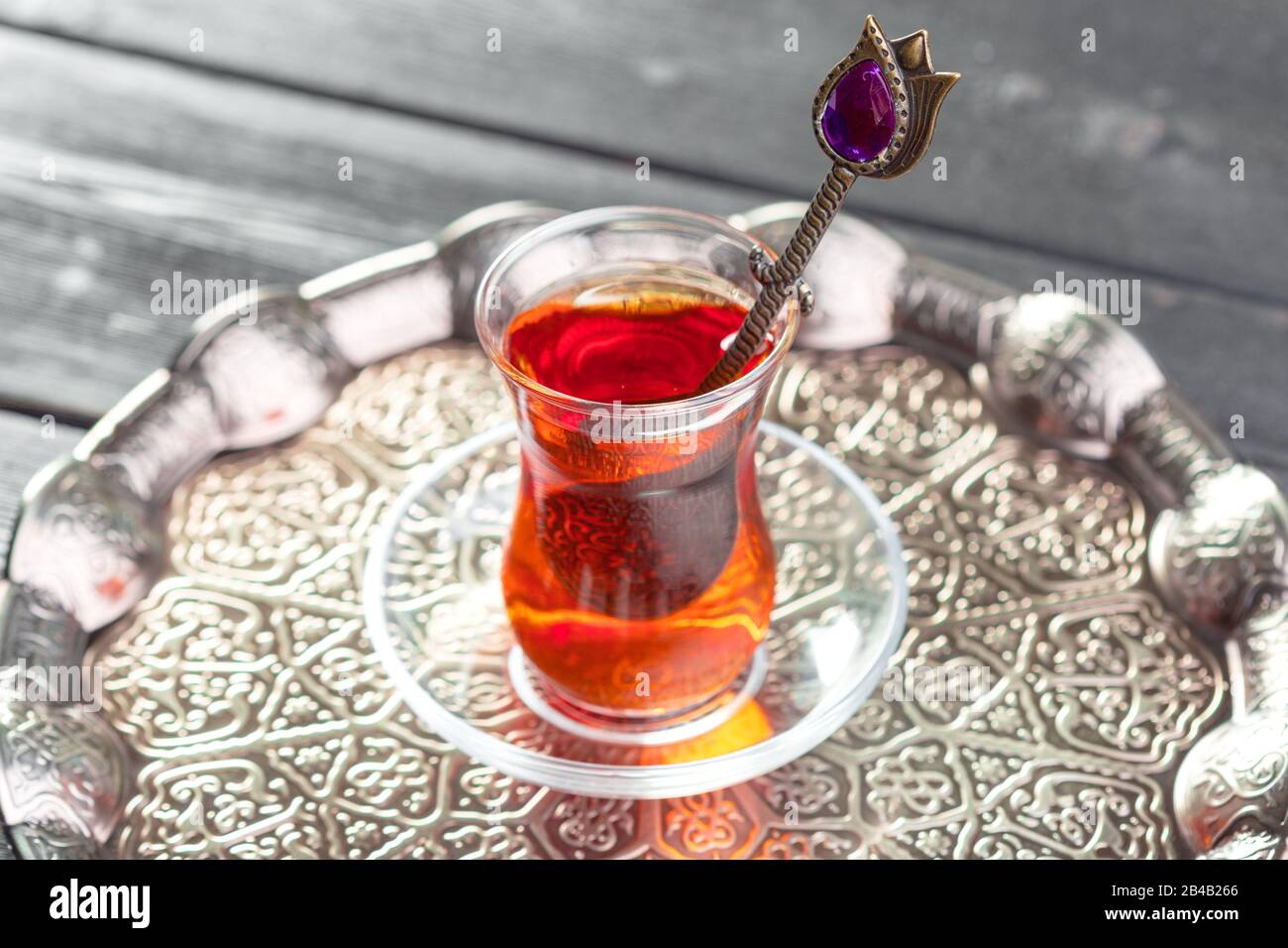 Türkischer Tee aus traditionellem Glas. Kreatives Foto. Stockfoto