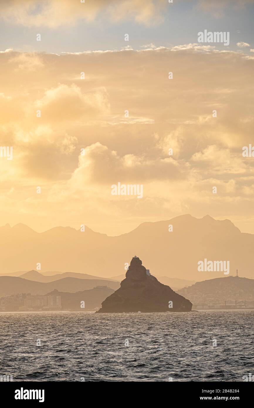 Kap Verde, Insel Sao Vicente, Leuchtturm Don Luis auf der Spitze von Ilheus dos Passaros Insel Stockfoto