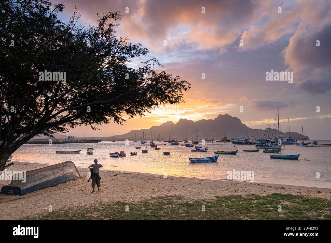 Kap Verde, Insel Sao Vicente, Mindelo, Porto Grande Bay und Monte Cara im Hintergrund Stockfoto