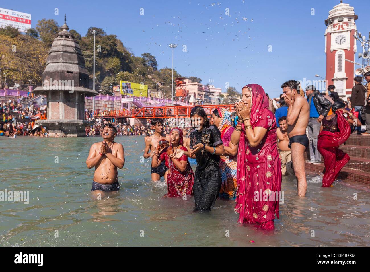 Indien, Uttarakhand, Haridwar, heilige Stadt des hinduismus, Kumbh Mela Hindu-Pilgerreise, Har Ki Pauri Ghat, rituelles Baden im Fluss Ganges Stockfoto