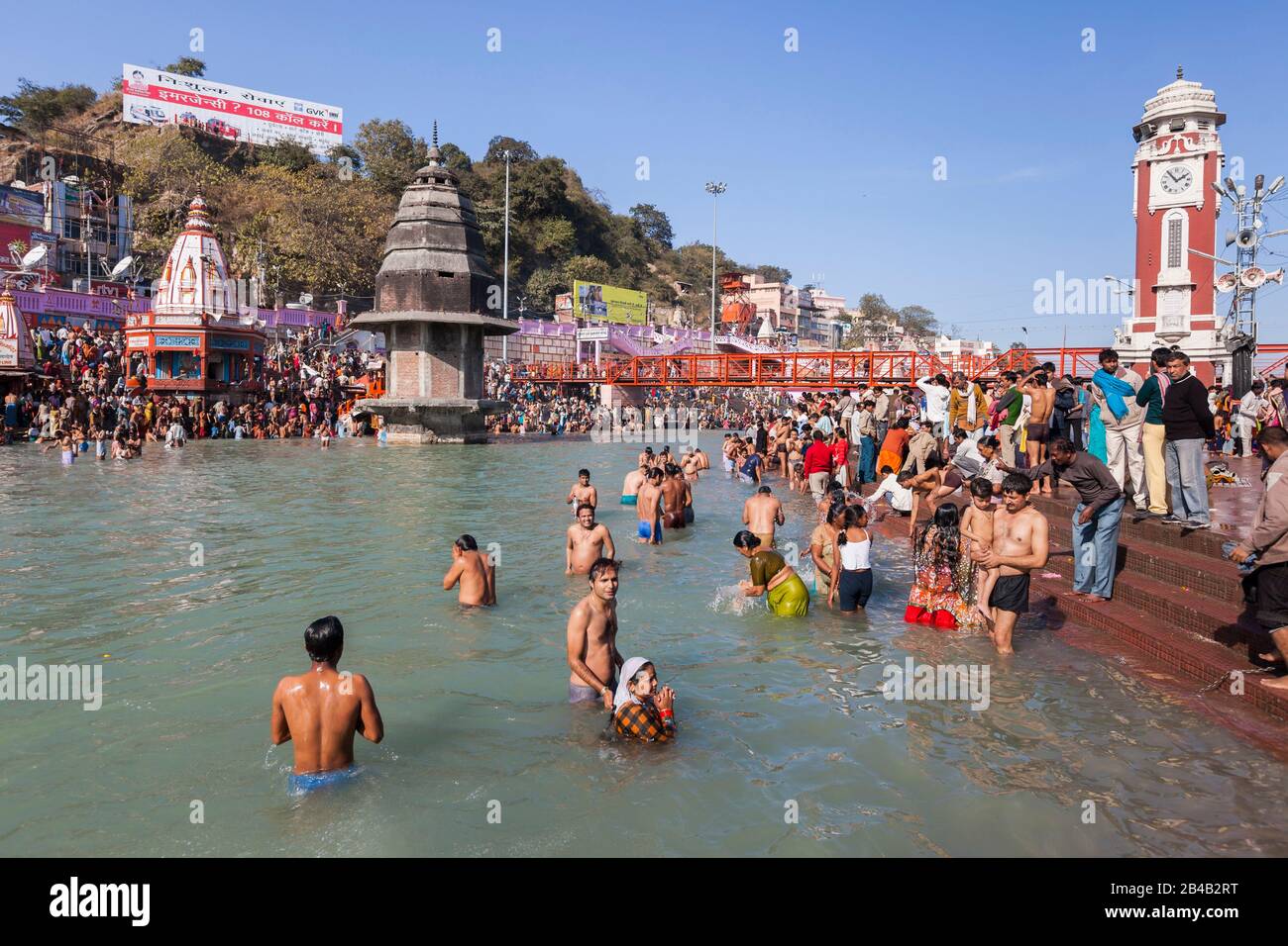 Indien, Uttarakhand, Haridwar, heilige Stadt des hinduismus, Kumbh Mela Hindu-Pilgerreise, Har Ki Pauri Ghat, rituelles Baden im Fluss Ganges Stockfoto