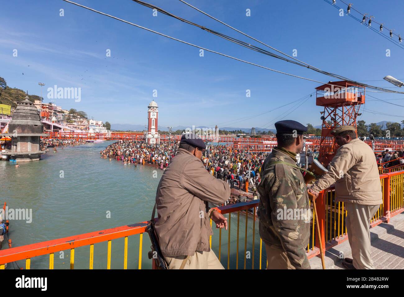 Indien, Uttarakhand, Haridwar, heilige Stadt des hinduismus, Kumbh Mela Hindu-Pilgerreise, Har Ki Pauri Ghat, indische Militärpolizei beobachtet Pilger Stockfoto