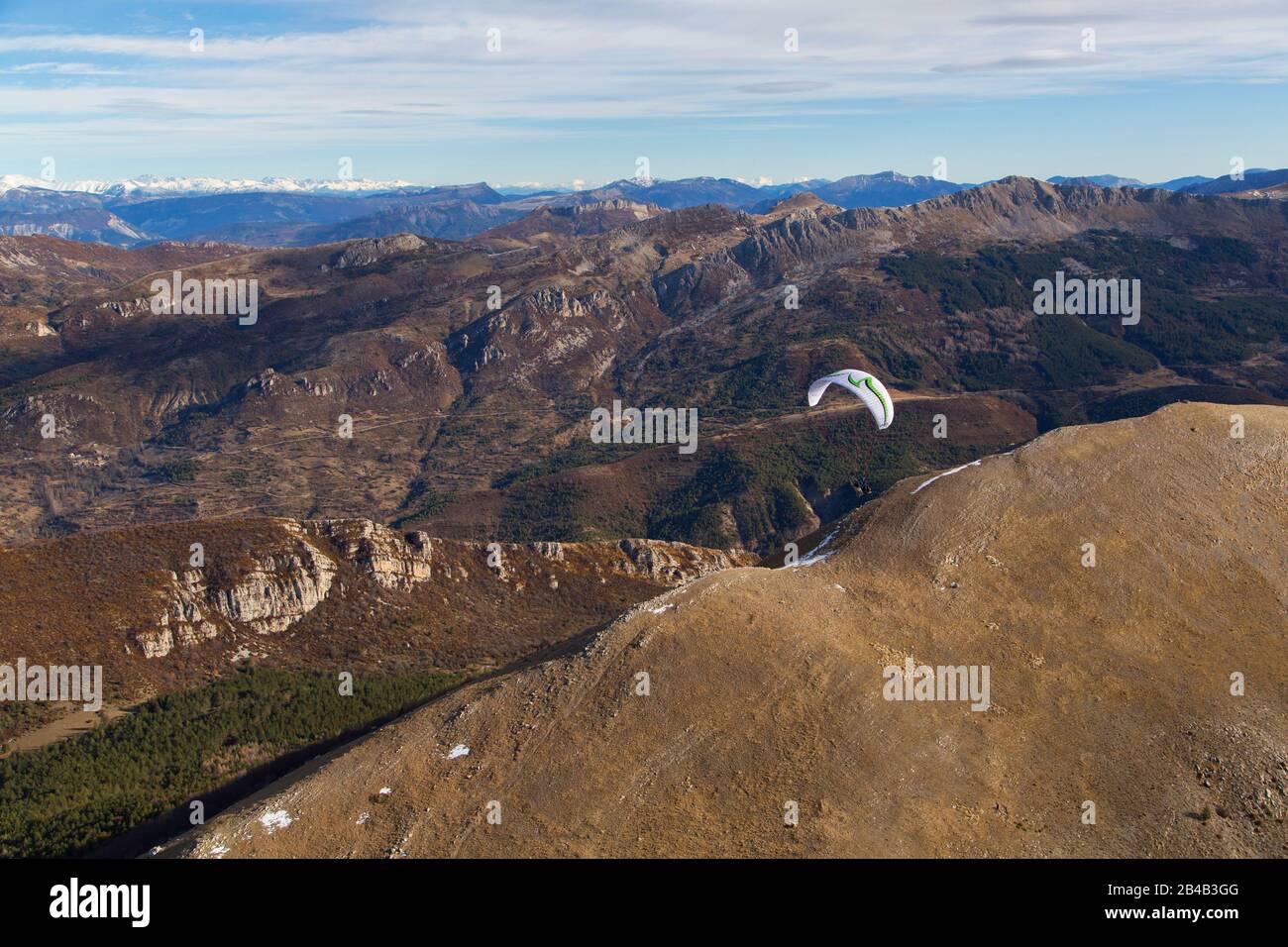 Frankreich, Alpen de Haute Provence, Moustiers Sainte Marie, Prealps, Montdenier Massiv, motorisierter oder paraglider Paraglider (Luftbild) Stockfoto