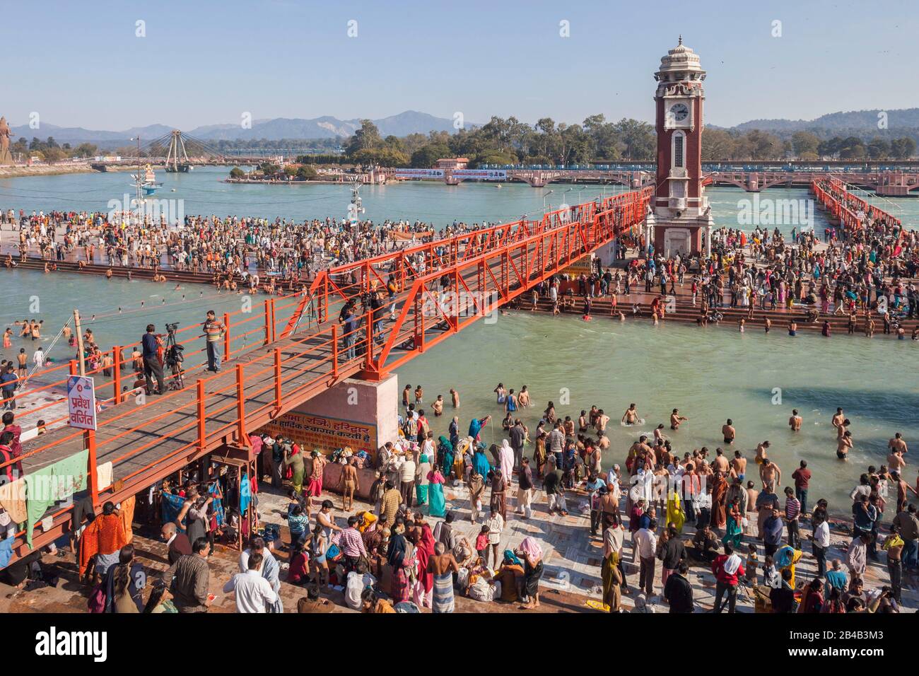 Indien, Uttarakhand, Haridwar, heilige Stadt des hinduismus, Kumbh Mela Hindu-Pilgerreise, Har Ki Pauri Ghat, Pilgerversammlung am Fluss Ganges Stockfoto