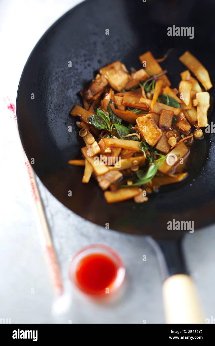 Wok, weißer Thunfisch aus Bambus Stockfoto