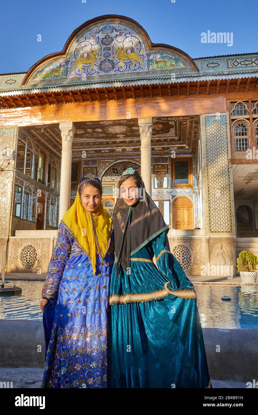 Shiraz, Iran. Dezember 2017. Zwei junge Frauen in traditioneller Kleidung im Naranjestanischen Garten in der iranischen Stadt Shiraz, aufgenommen am 03.12.2017. Weltweite Nutzung Credit: Dpa / Alamy Live News Stockfoto