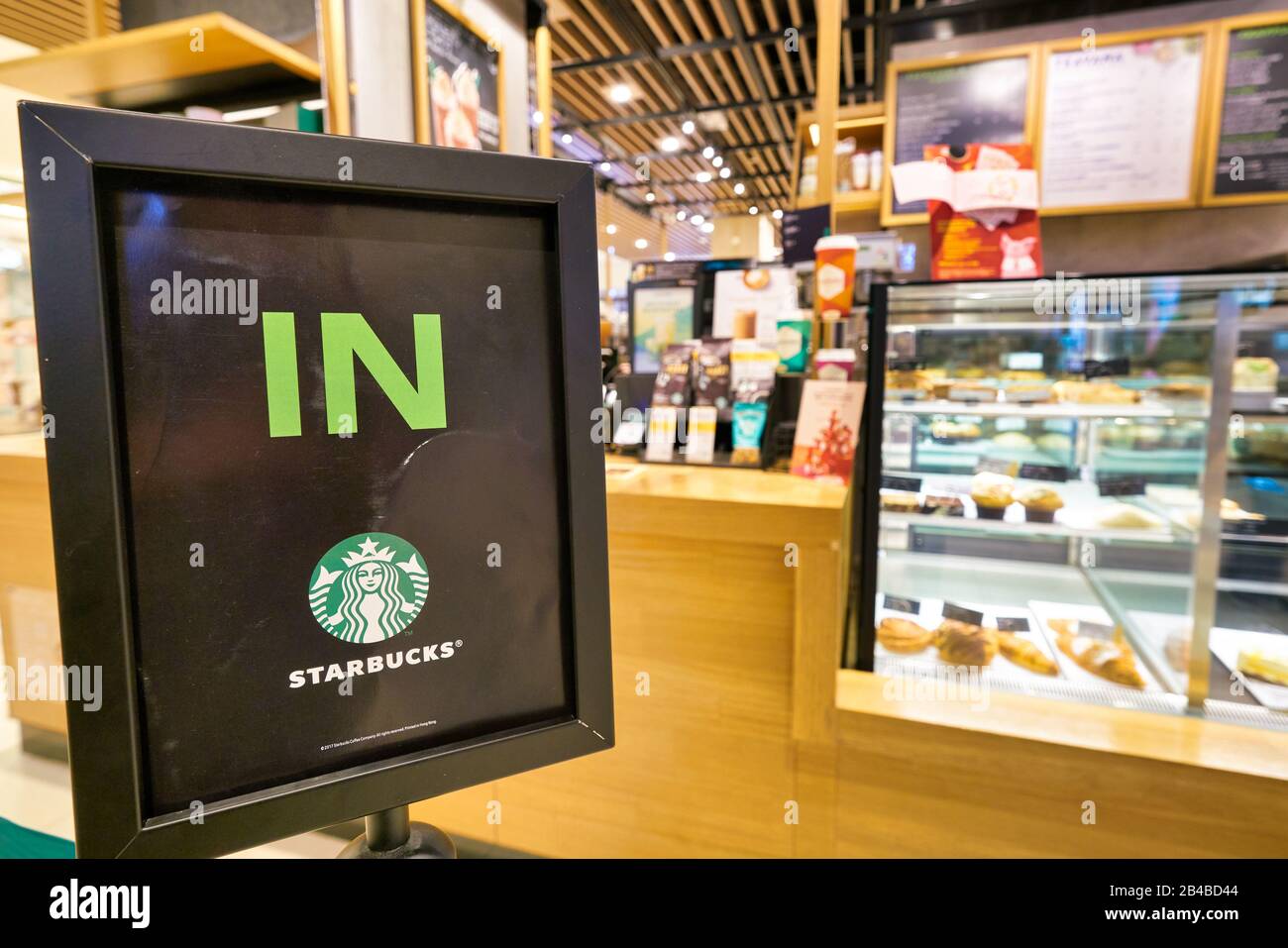 Hongkong, CHINA - CIRCA FEBRUAR 2019: Nahaufnahme eines Zeichens, das bei Starbucks Coffee in Hongkong zu sehen ist. Stockfoto