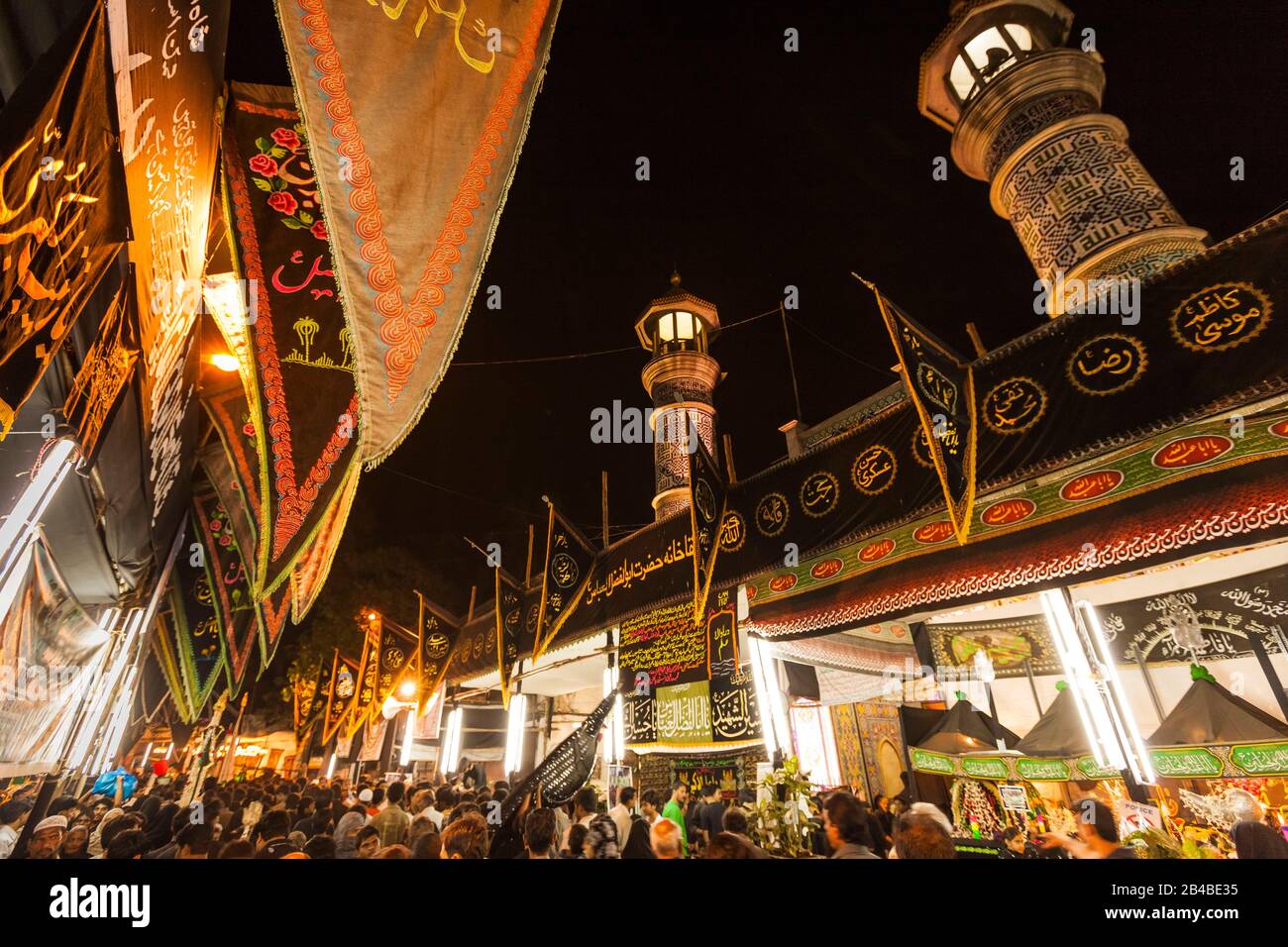 Indien, Bundesstaat Maharashtra, Bombay (Mumbai), jährliche Ashura-Prozession, Beginn des muslimischen Monats Muharram, Feier zur Ehrung des Martyriums des schiitischen Propheten Husayn, Menge von Gläubigen, die durch die Imambada-Moschee spazieren Stockfoto