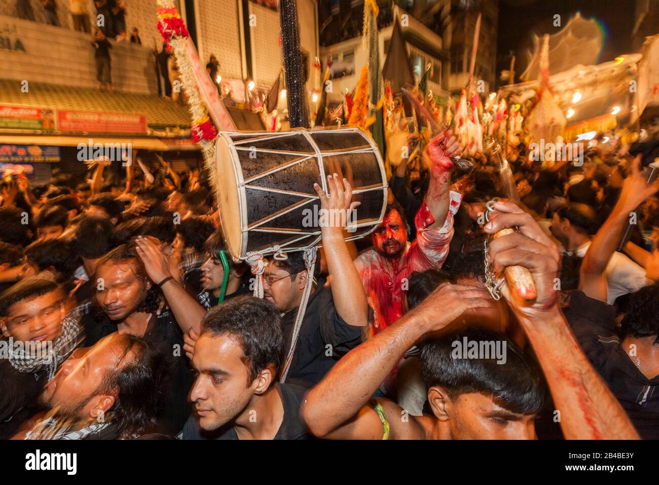 Indien, Bundesstaat Maharashtra, Bombay (Mumbai), jährliche Ashura-Prozession, Beginn des muslimischen Monats Muharram, Feier zur Ehrung des Martyriums des schiitischen Propheten Husayn, blutende Teilnehmer, die einen Dolch und eine Menschenmenge paradieren Stockfoto