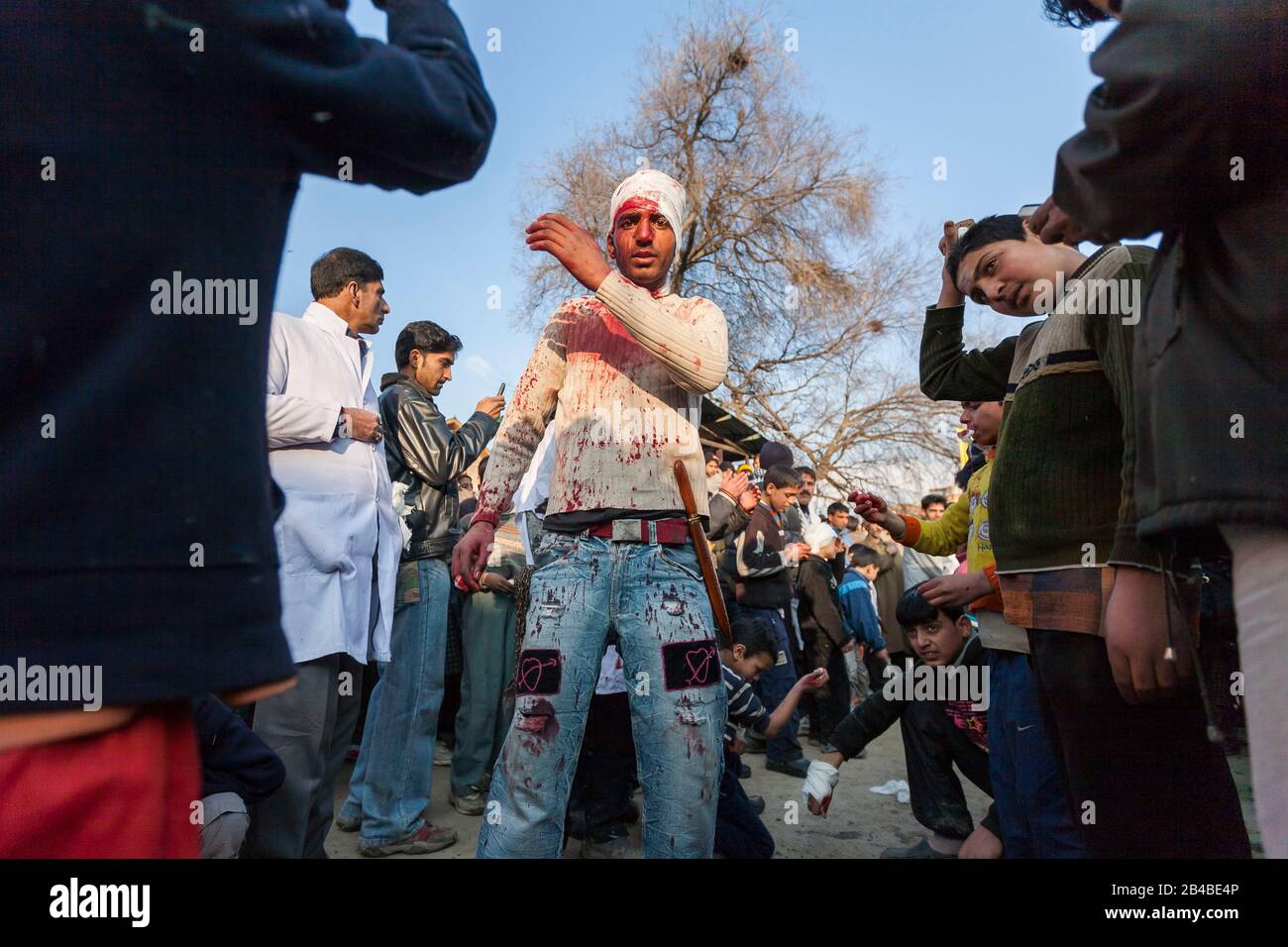 Indien, der Bundesstaat Jammu und Kashmir, Srinagar, jährliche Ashura-Prozession, Beginn des muslimischen Monats Muharram, Feier, die das Martyrium des schiitischen Propheten Husayn ehrt, Mann in Trance, religiöse Lieder singt und seine Brust schlägt Stockfoto