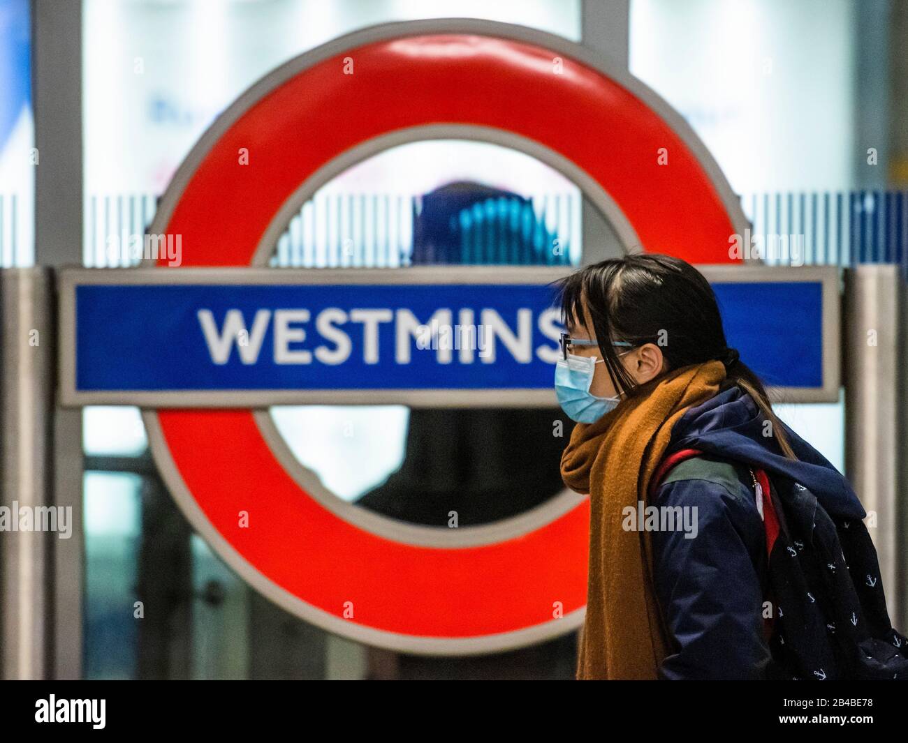 London, Großbritannien. März 2020. Masken werden als Schutz vor Coronavirus (Kovid 19) bei Lonfdon Underground, London getragen. Credit: Guy Bell/Alamy Live News Stockfoto