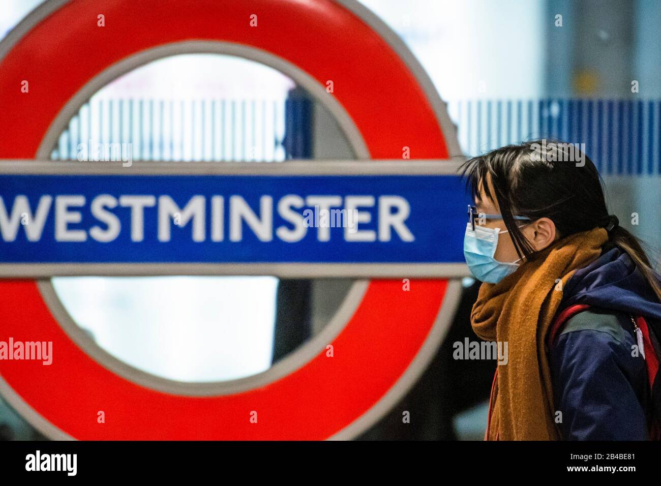 London, Großbritannien. März 2020. Masken werden als Schutz vor Coronavirus (Kovid 19) bei Lonfdon Underground, London getragen. Credit: Guy Bell/Alamy Live News Stockfoto
