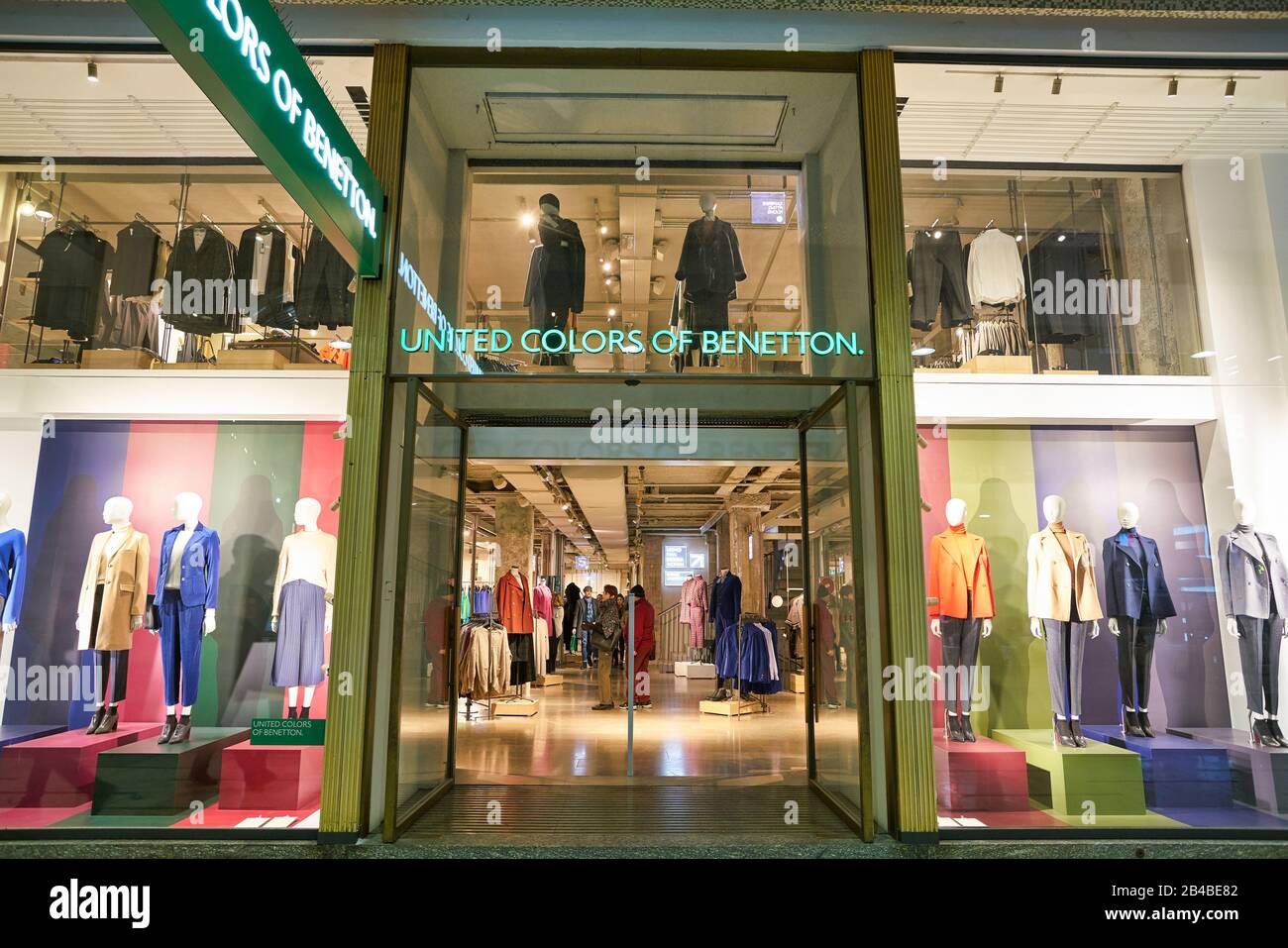 Mailand, ITALIEN - CIRCA NOVEMBER 2017: Eingang zum Geschäft United Colors  of Benetton in Mailand Stockfotografie - Alamy