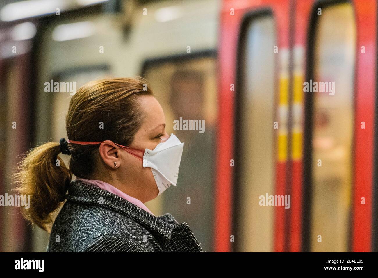 London, Großbritannien. März 2020. Masken werden als Schutz vor Coronavirus (Kovid 19) bei Lonfdon Underground, London getragen. Credit: Guy Bell/Alamy Live News Stockfoto