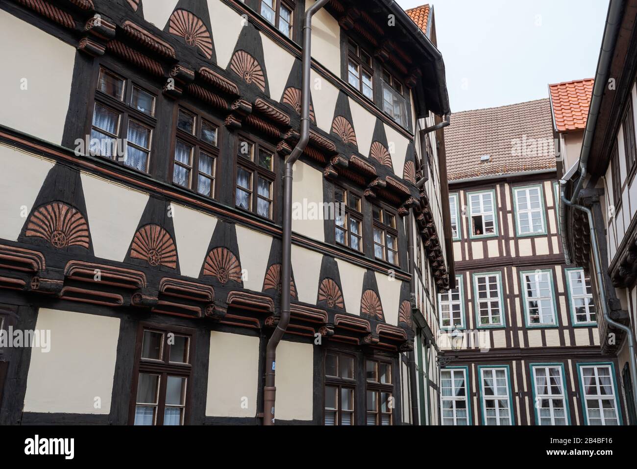 Verzierte Fassaden alter Fachwerkhäuser in der Stadt Quedlinburg Stockfoto