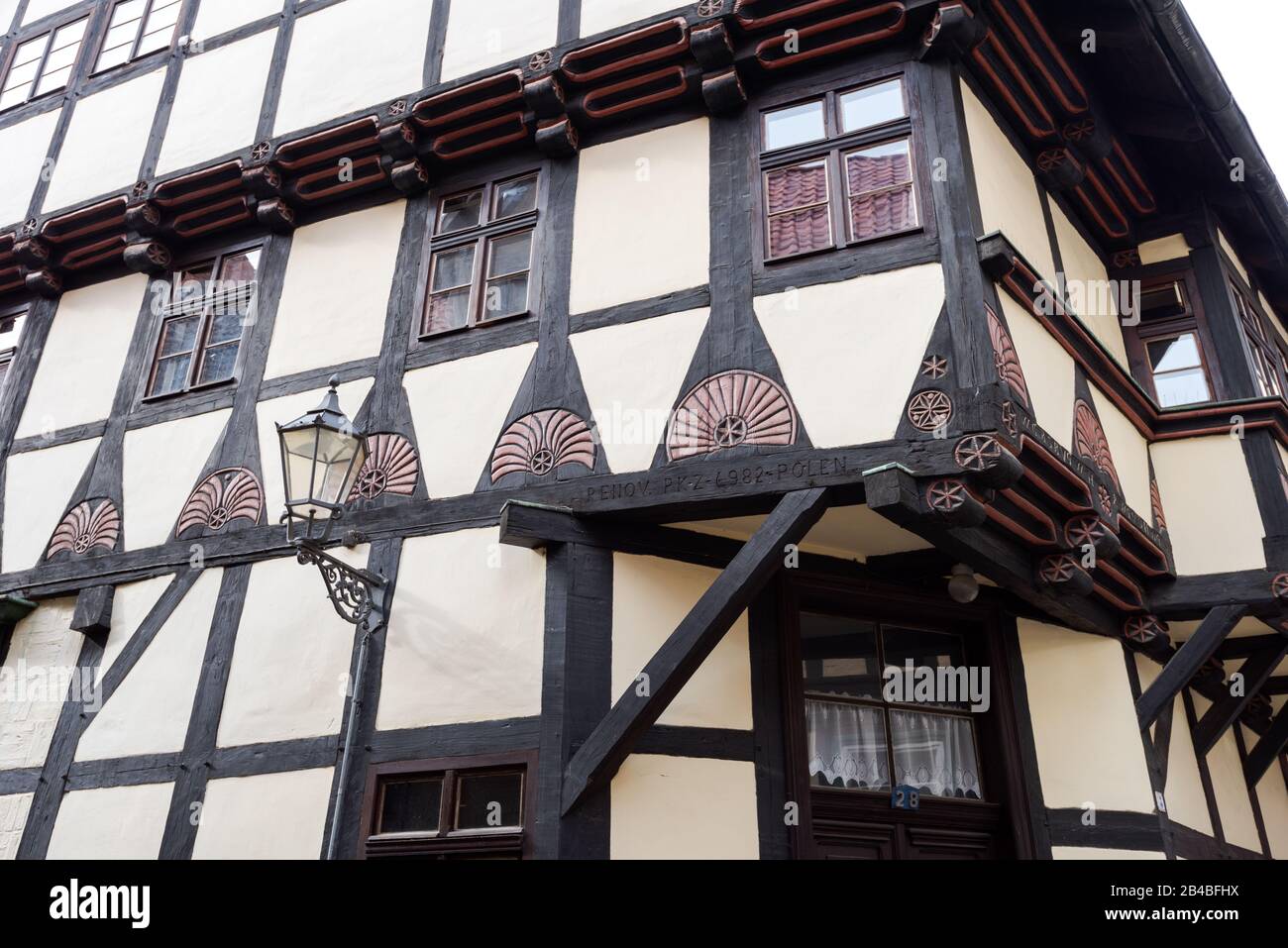 Verzierte Fassaden alter Fachwerkhäuser in der Stadt Quedlinburg Stockfoto