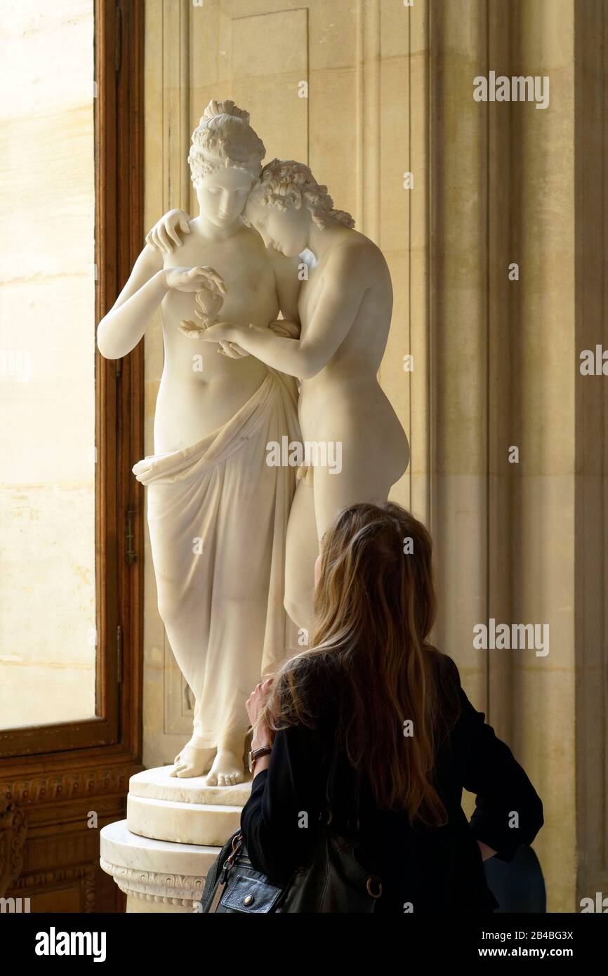 Frankreich, Paris, das von der UNESCO zum Weltkulturerbe erklärt wurde, Louvre, Abteilung für ausländische Skulpturen, die Galerie Michel Ange, Cupid und Psyche, Sie wirft die linke Hand mit der eigenen, um einen Schmetterling auf seine Palme zu setzen, der Schmetterling symbolisiert ihre Seele, die sie in aller Unschuld an Cupid bietet Stockfoto