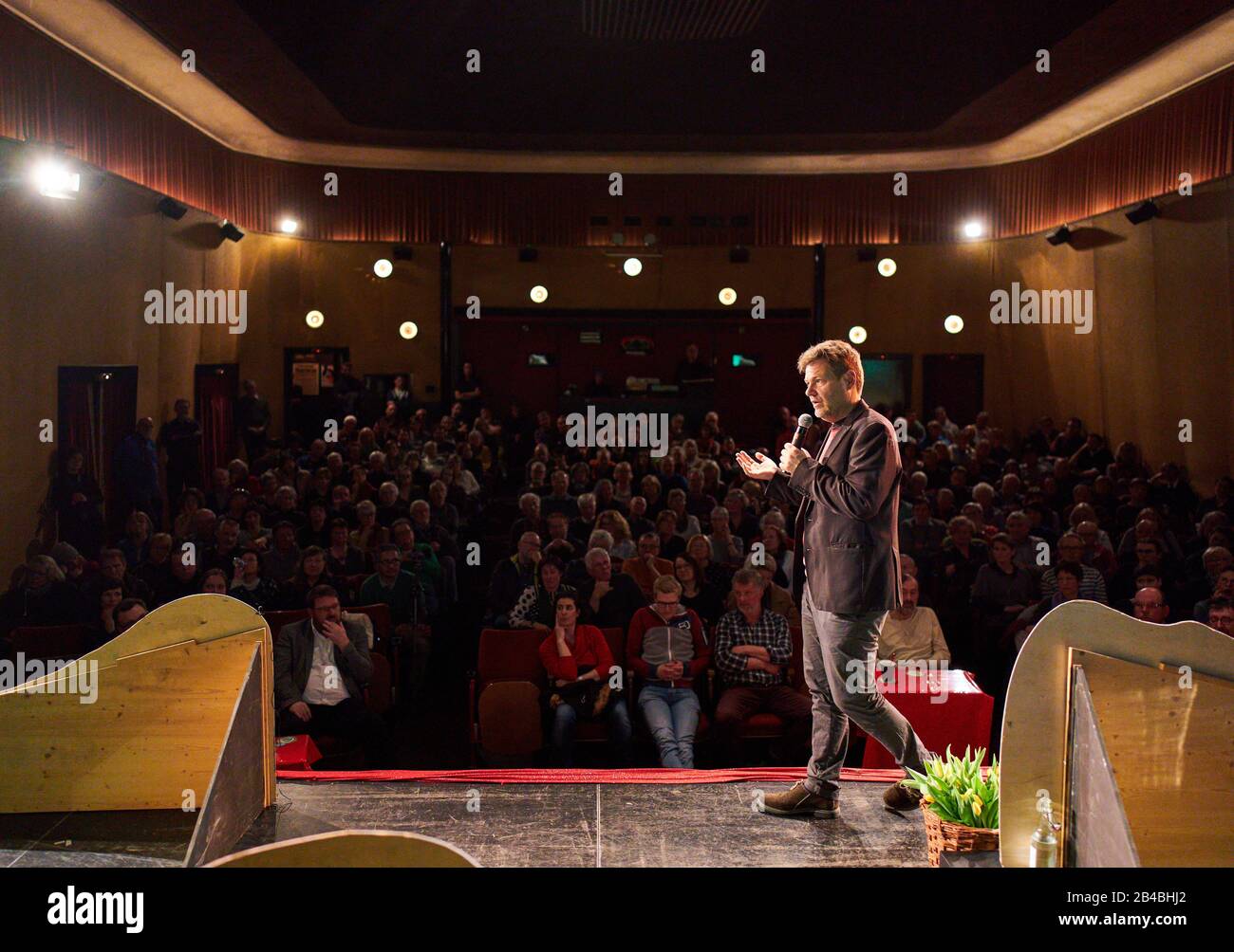 Robert Habeck in Marktoberdorf, 5. März 2020. Der Politiker Robert HABECK, Bundesvorsitzender Bündnis 90 die Gruenen spricht bei seinem Besuch im Kino Filmburg am 5. März 2020 in Marktoberdorf © Peter Schatz / Alamy Live News Stockfoto