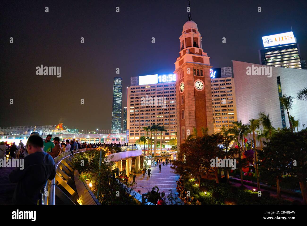 Hongkong, CHINA - CIRCA JANUAR 2019: Blick auf Den Ehemaligen Eisenbahn-Uhrturm Kowloon-Canton in Hongkong nachts. Stockfoto