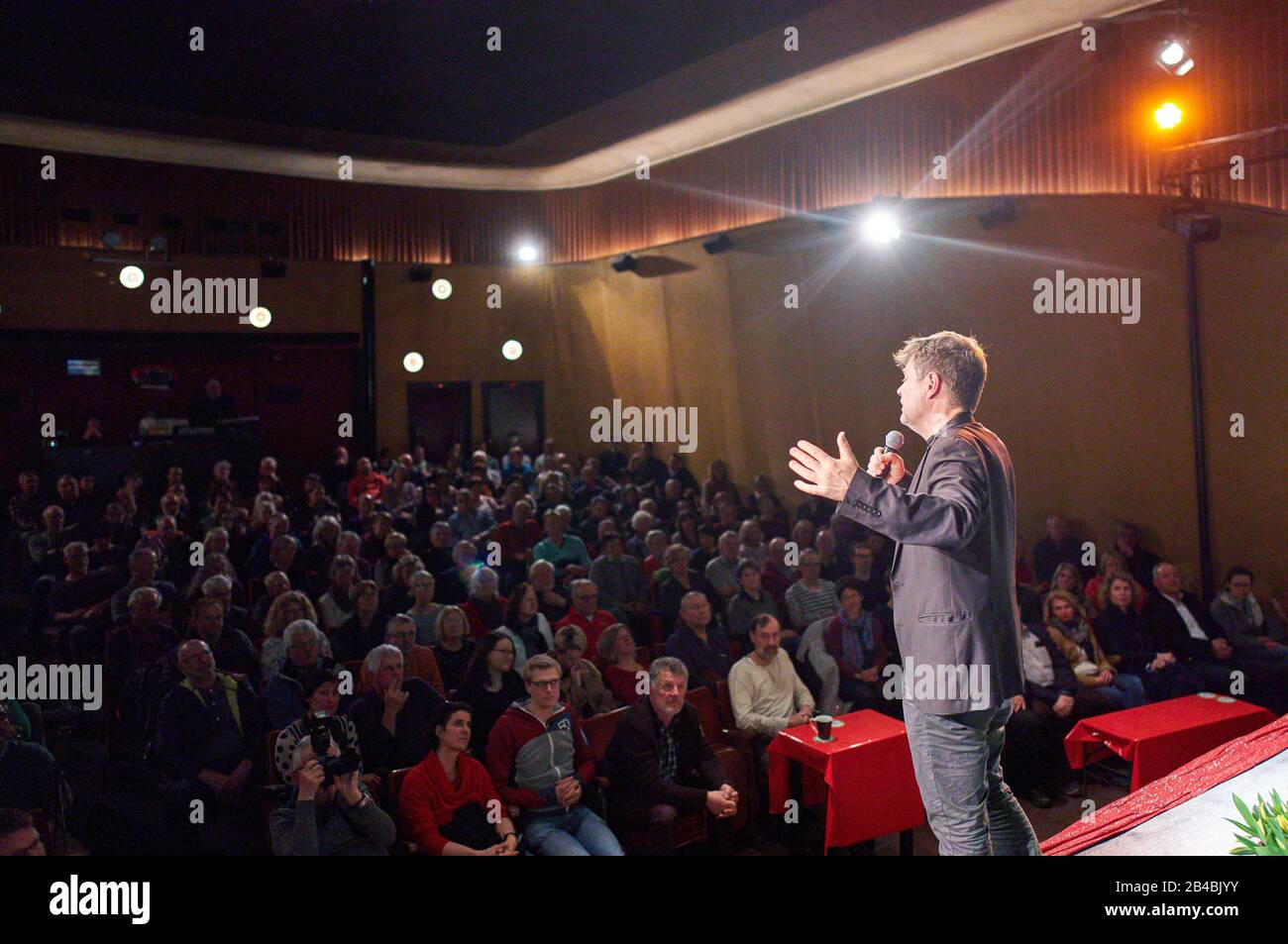 Robert Habeck in Marktoberdorf, 5. März 2020. Der Politiker Robert HABECK, Bundesvorsitzender Bündnis 90 die Gruenen spricht bei seinem Besuch im Kino Filmburg am 5. März 2020 in Marktoberdorf © Peter Schatz / Alamy Live News Stockfoto