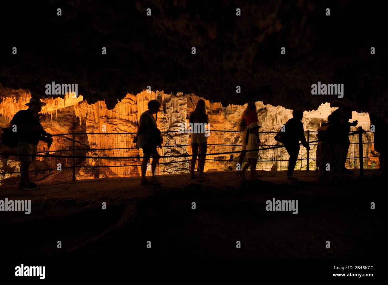 Italien, Sardinien, Provinz Sassari, Umgebung von Alghero, Capo Caccia, Höhle von Neptun (Grotte Di Nettuno), Karstformationen mit Stalaktiten und Stalagmiten-Säulen Stockfoto