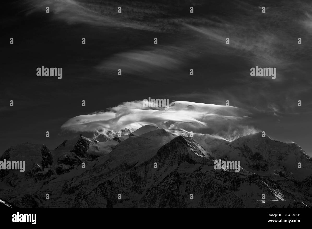 Frankreich, Haute Savoie, Alpen, Mont-Blanc (4807 m) und Mont-Blanc-Gebirge mit Lentikularwolke Stockfoto