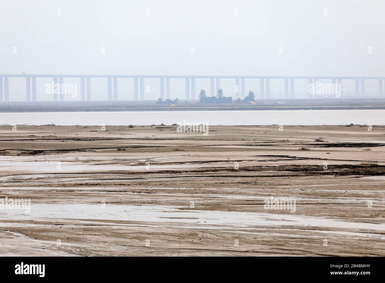 China, Provinz Henan, Zhengzhou, Gelber Fluss, Brücke im Hintergrund Stockfoto