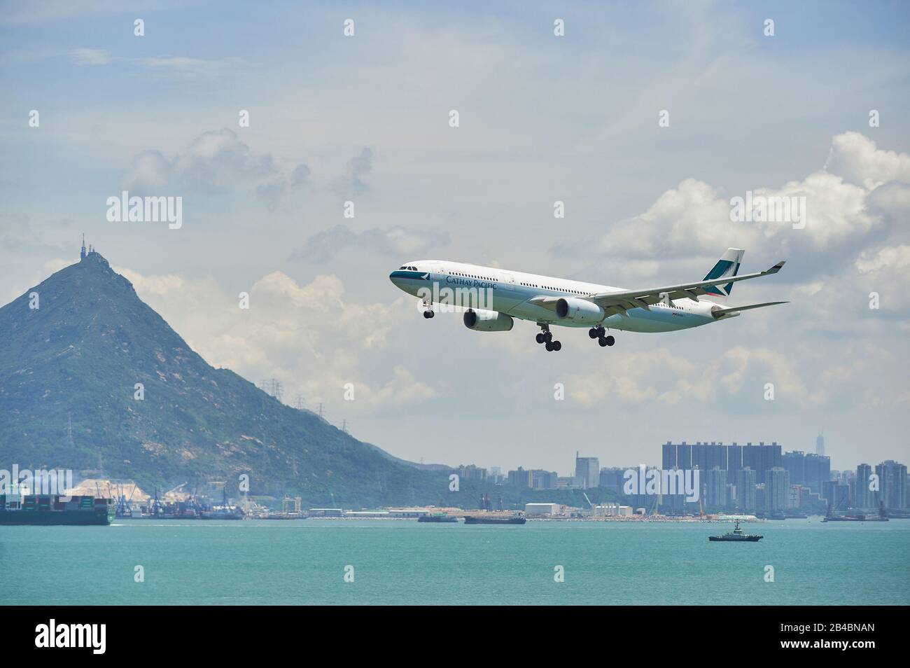 Hongkong, CHINA - 04. JUNI 2015: Ein Cathay Pacific Airbus A330 kommt am internationalen Flughafen Hongkong an Stockfoto