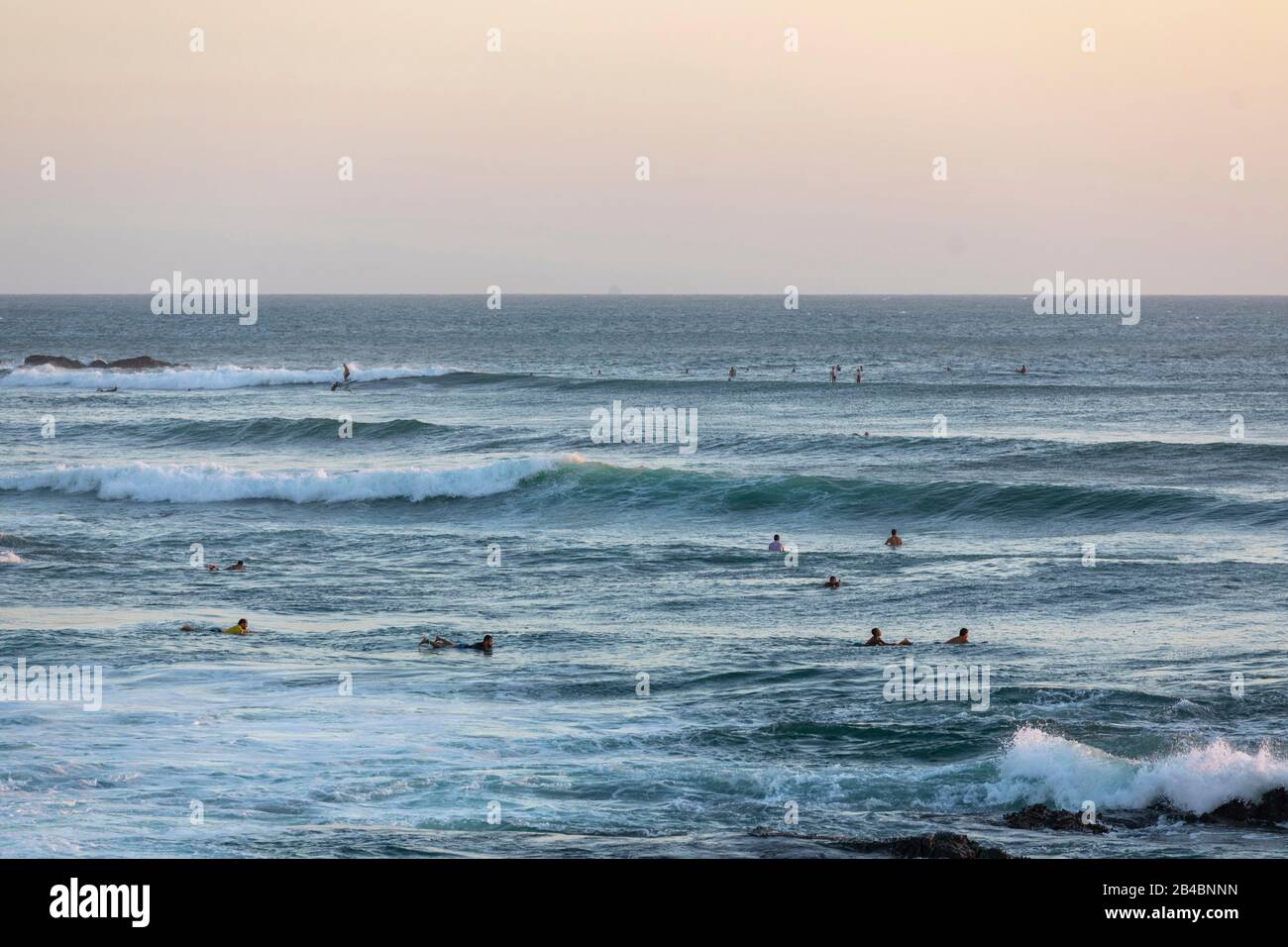 Brasilien, Bundesstaat Bahia, Salvador de Bahia, Ende des Tages und Moment der Entspannung für Surfer unter dem Leuchtturm von Barra Stockfoto