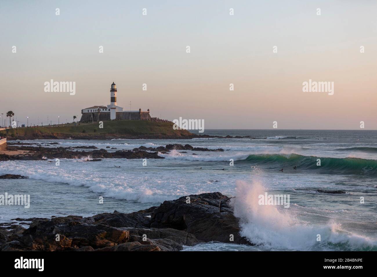 Brasilien, Bundesstaat Bahia, Salvador de Bahia, da Barra Leuchtturm bei Sonnenuntergang Stockfoto